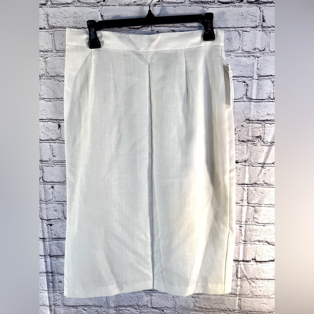 David Benjamin. New, Ladies White skirt with bottom drop back slit. Size 14.